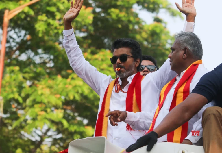 தளபதி விஜய்: டி.நகரில் அரசியல் மேடையா? சினிமா திருவிழாவா? | WhistleVijay
