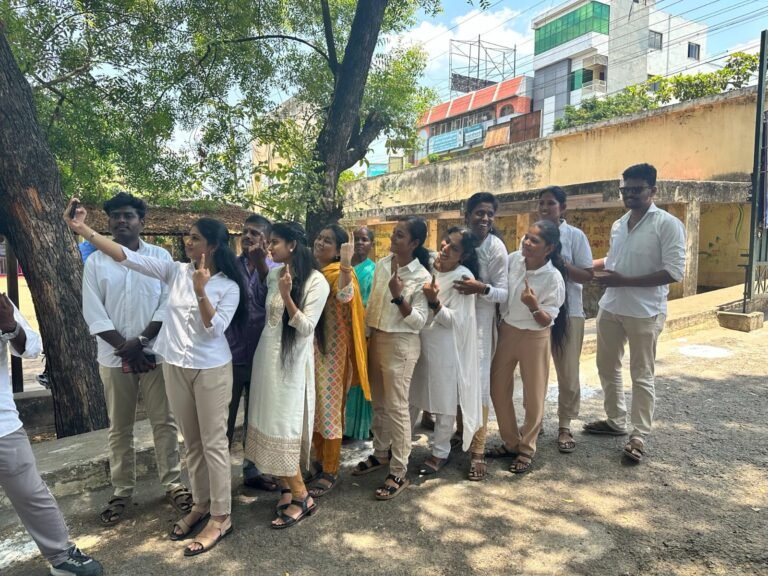 2026 தேர்தல்: TVK ஸ்டைலில் வாக்குகளை பதிவு செய்த இளைஞர்கள்!