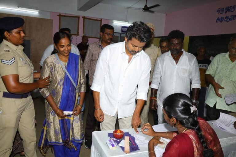 நீலாங்கரையில் வாக்களித்த விஜய்: TVK தேர்தல் களம் சூடு!