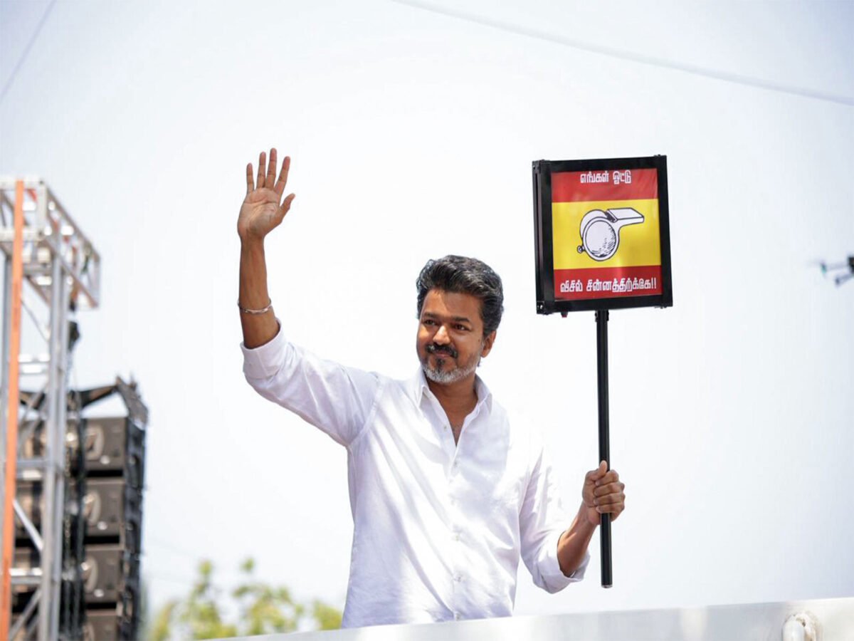 விஜய் அறிவித்த விவசாய கடன் தள்ளுபடி & பழைய ஓய்வூதிய திட்டம்: தமிழக தேர்தல் களத்தில் புதிய அலை!